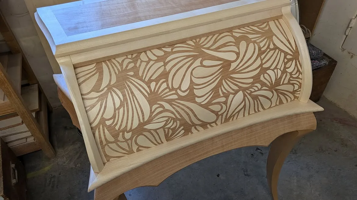 Bureau cylindre achevé dans l’atelier, façade en marqueterie fermée