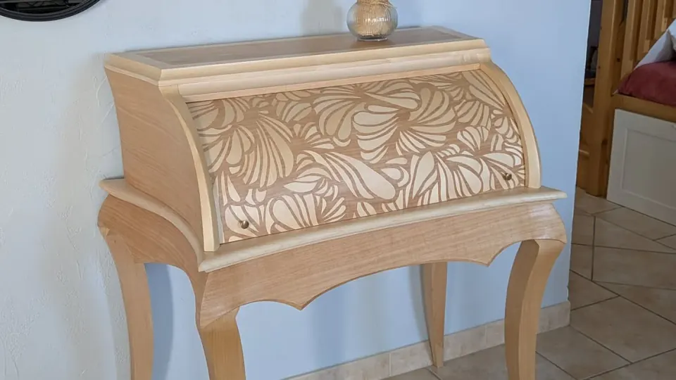 Bureau cylindre fermé avec façade en marqueterie végétale et piètement galbé