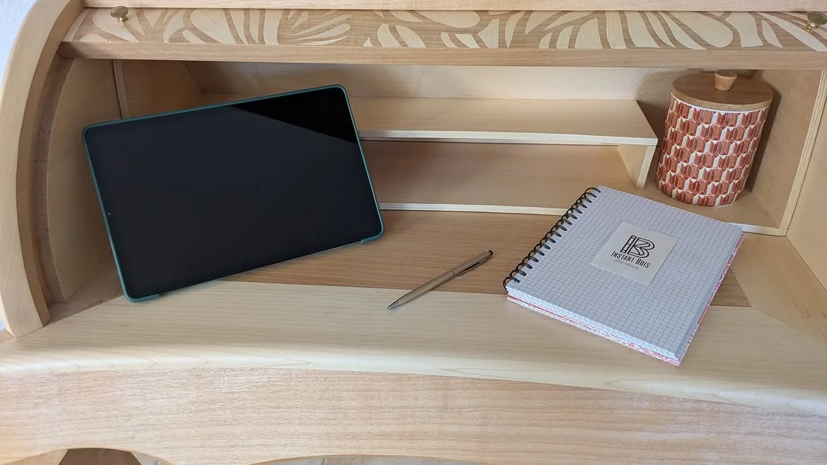 Bureau cylindre ouvert montrant son plateau de travail, ses rangements et sa façade relevée