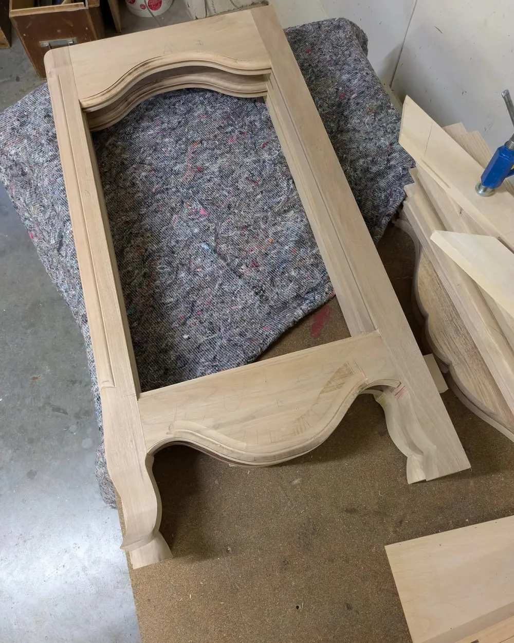 Cadre de porte du confiturier en cours de fabrication à l’atelier
