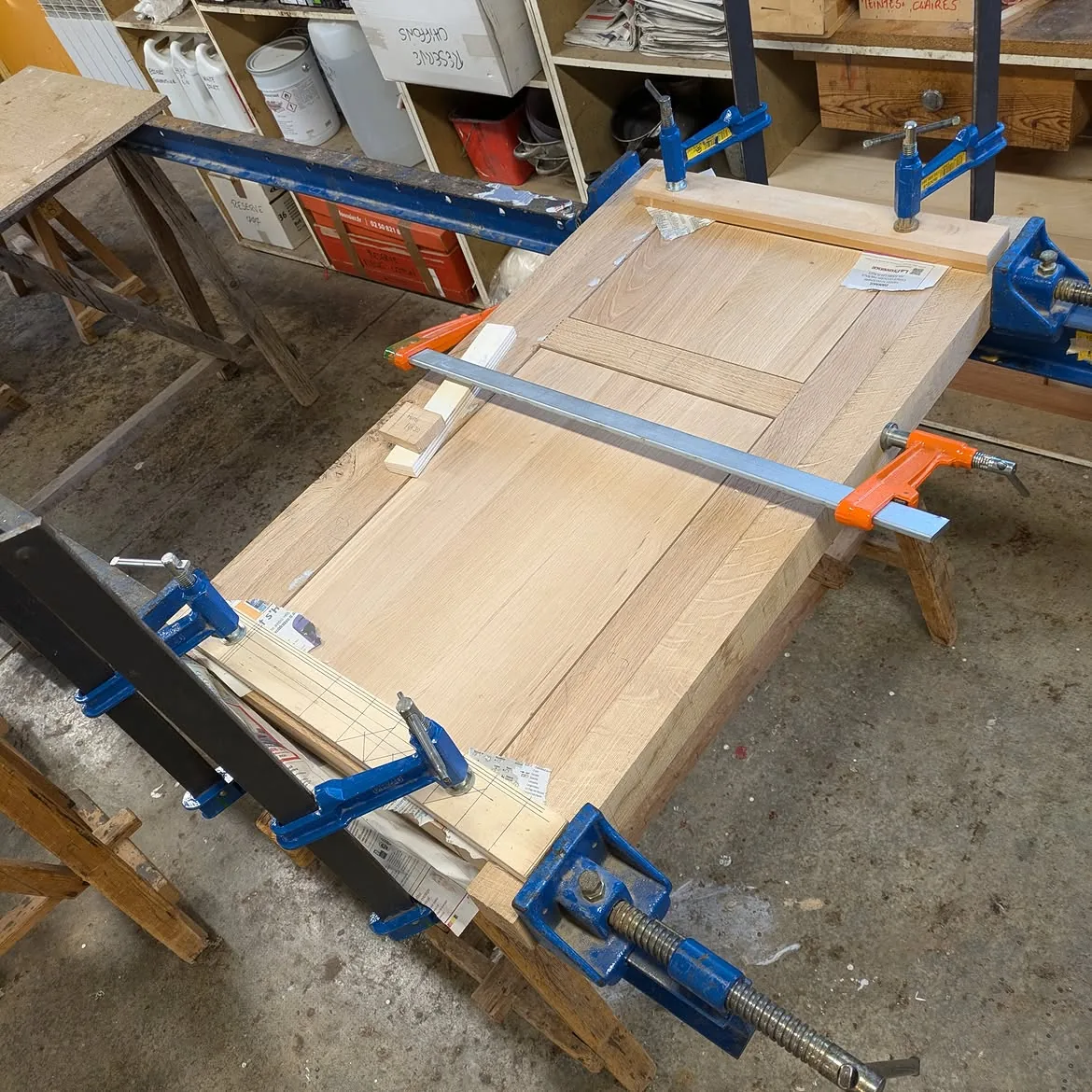 Panneaux en chêne du Kub maintenus par des serre-joints pendant leur assemblage