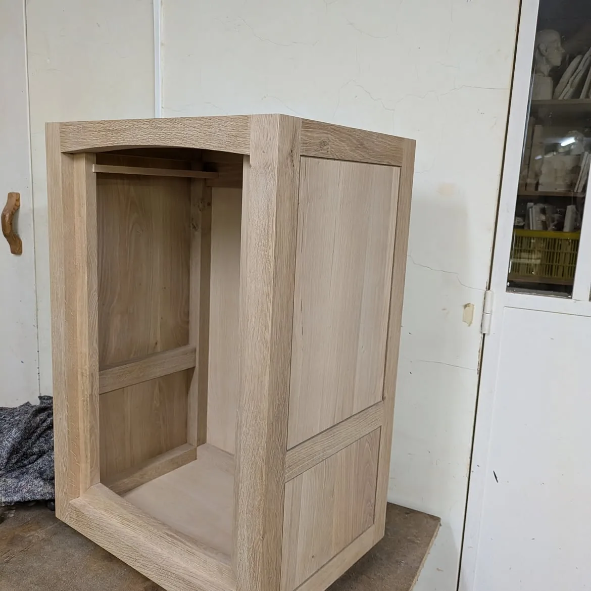 Structure en chêne massif du meuble Kub assemblée dans l’atelier