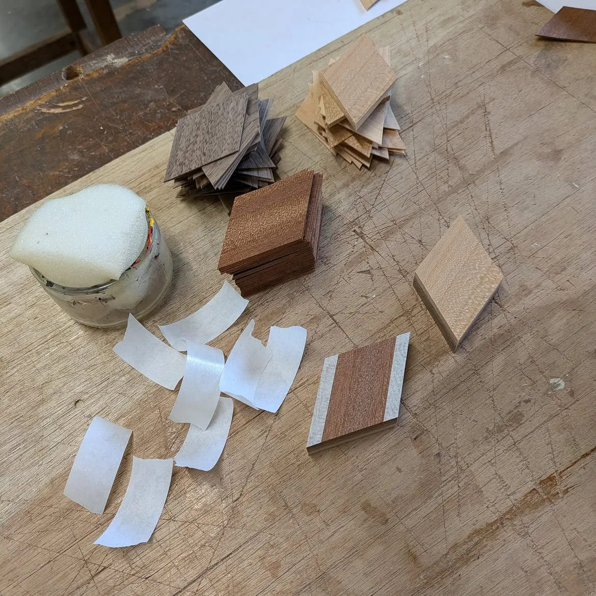 Losanges de placage découpés pour composer la marqueterie géométrique du Kub