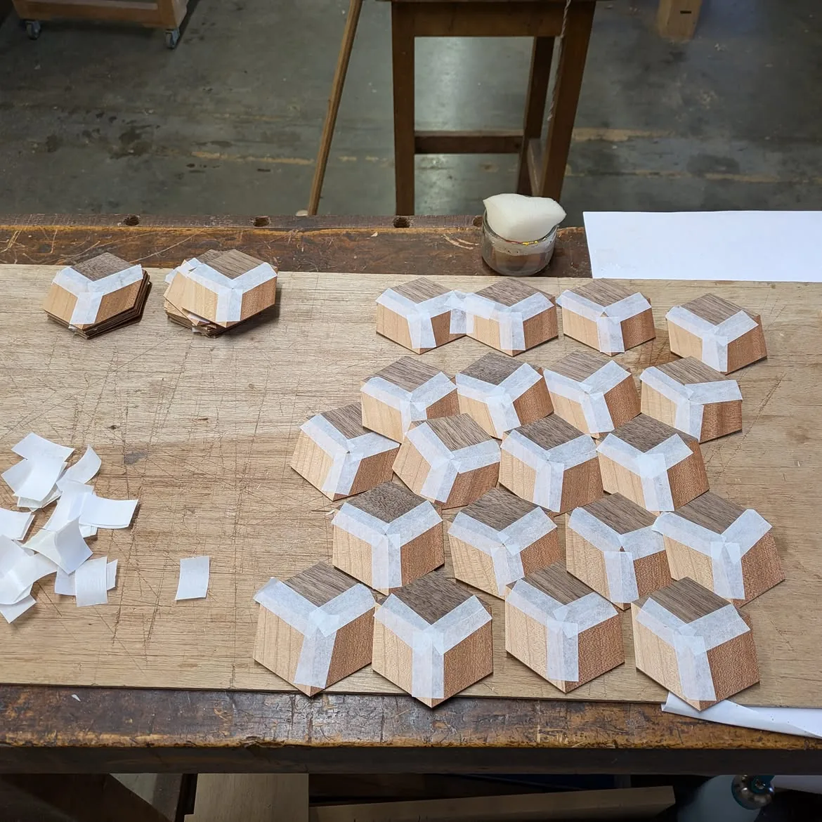 Petits motifs de cubes en placage assemblés pour la marqueterie du Kub