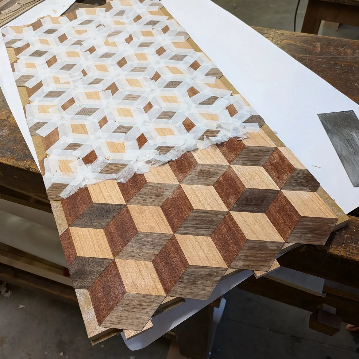 Composition complète de la marqueterie en cubes du meuble Kub