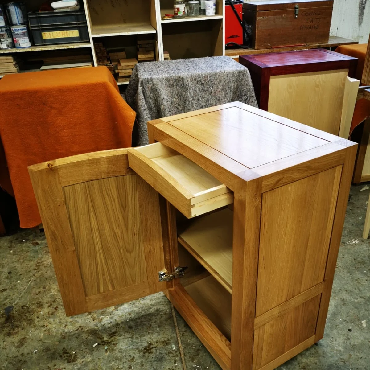 Le Kub achevé et ouvert dans l’atelier, montrant son intérieur en chêne