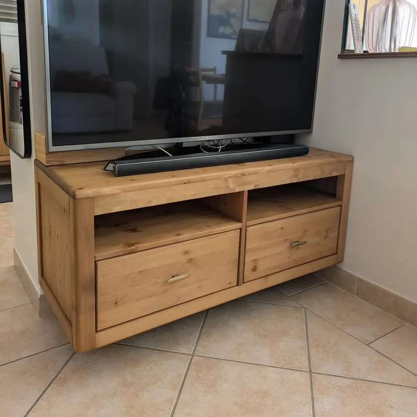Meuble TV suspendu installé sous le téléviseur après sa transformation
