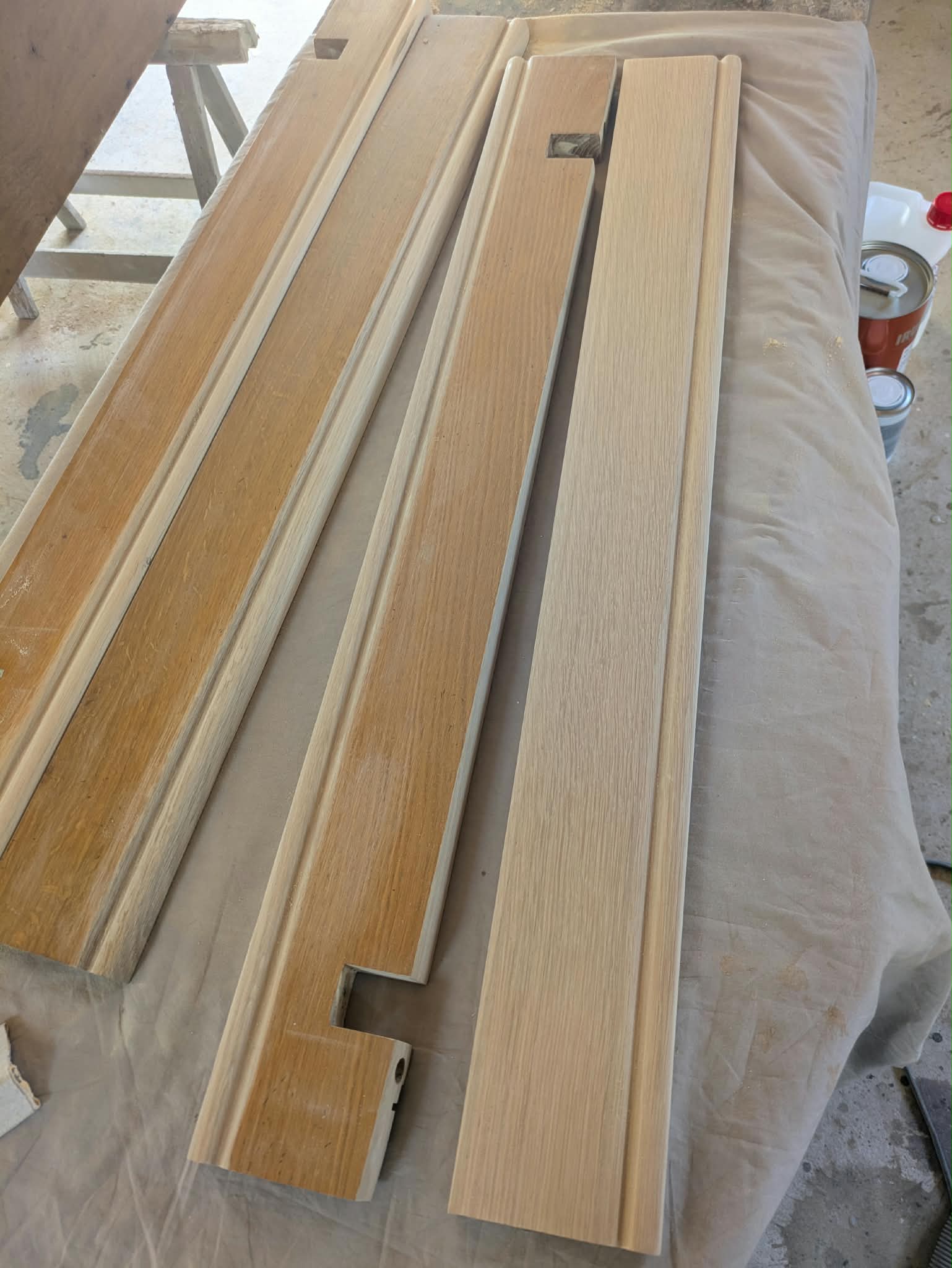 Éléments en chêne de la table montrant la différence entre l’ancienne teinte jaune et le bois éclairci