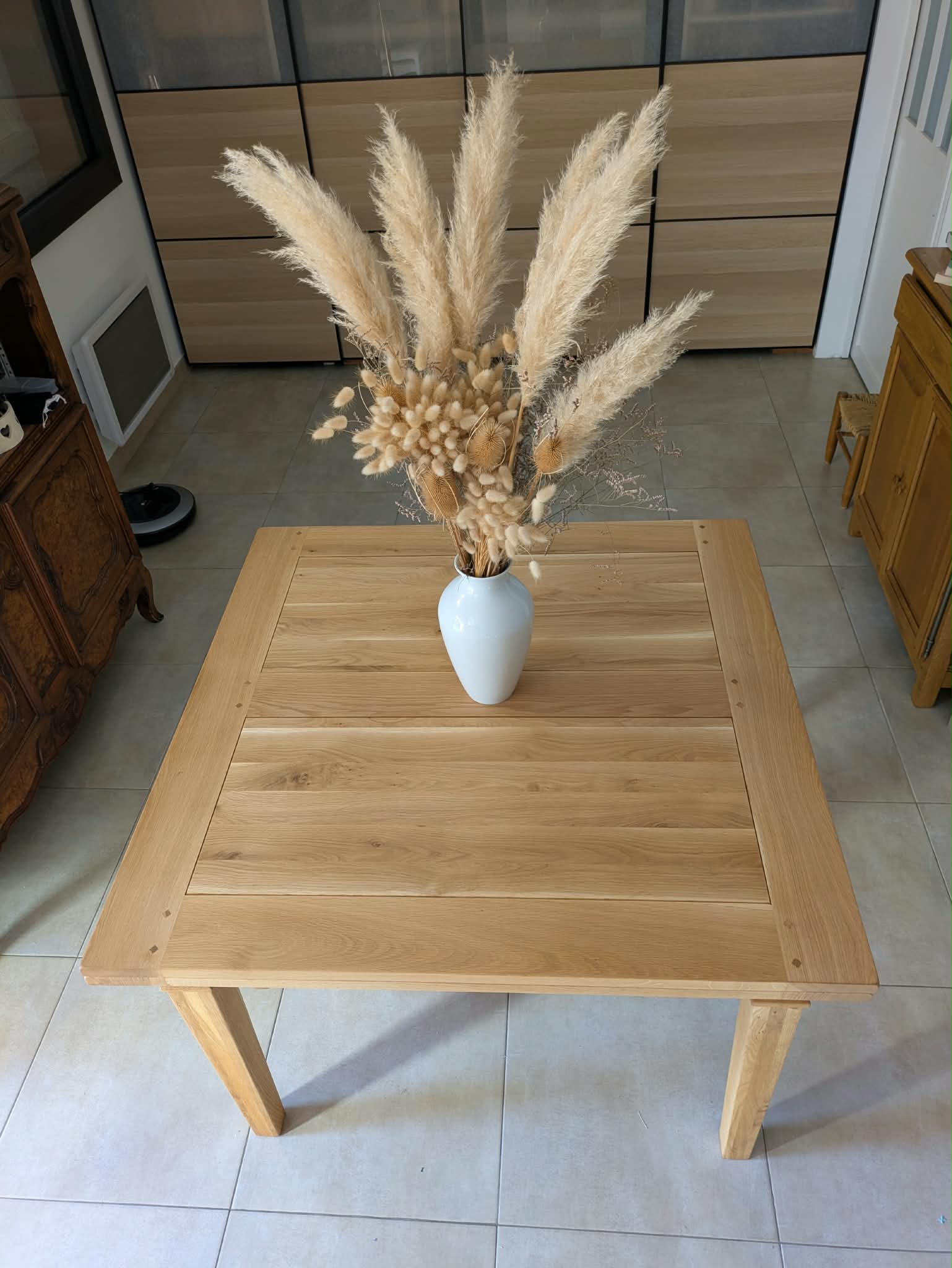 Vue du plateau en chêne restauré et de sa finition mate dans le salon de la cliente